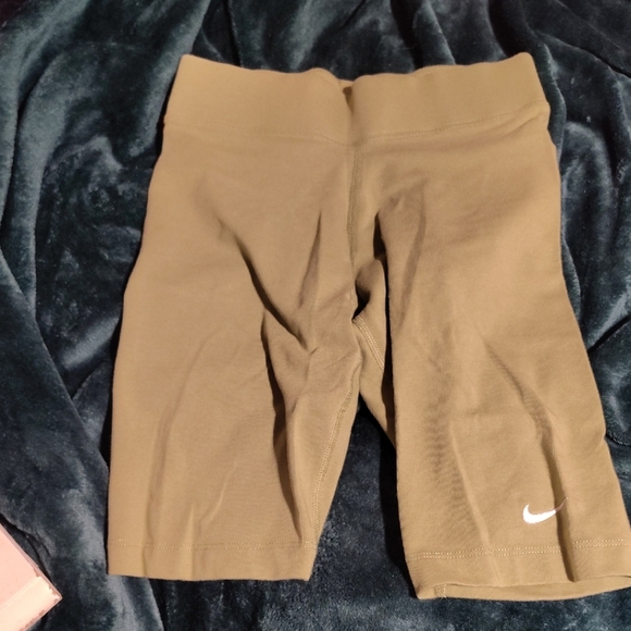 Nike Green Performance Shorts for Active Wear - Picture 1 of 5